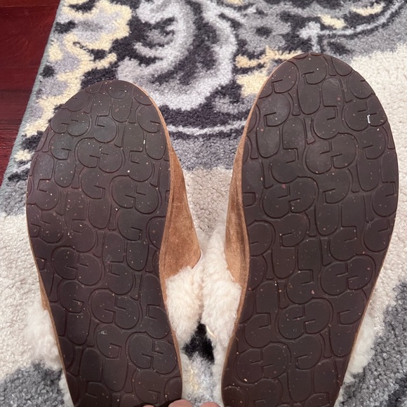 Ugg women’s chestnut Scuffette II slip ons - Picture 2 of 4